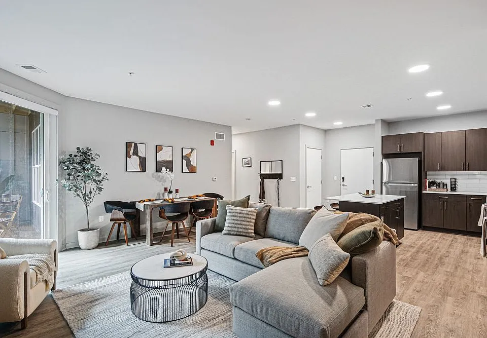 2 Bedroom- Spacious Livingroom