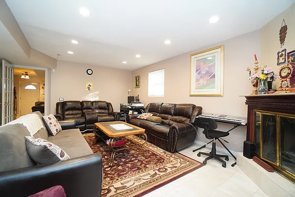 Sold by Remax Edge | media 8