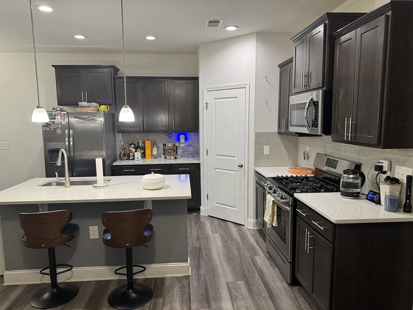 Fully Furnished 3BR | 2.5BA Townhouse w/ Office & Garage — Photo 3