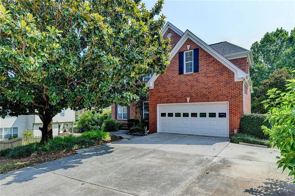 6 bed, 5.0 bath, 4807 sqft, $3,200 — Photo 1