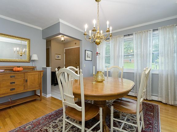 4th image of 1525 Royal Oak Ave