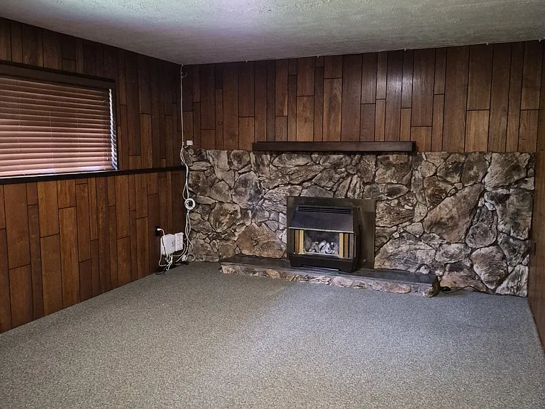 3853 Clematis Cres — Photo 27