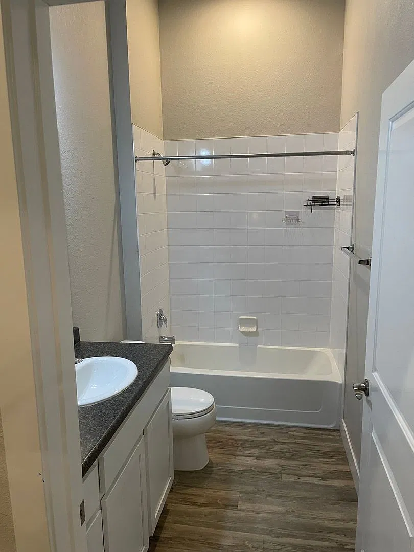 Charming 2BR Condo in Aurora — Photo 2