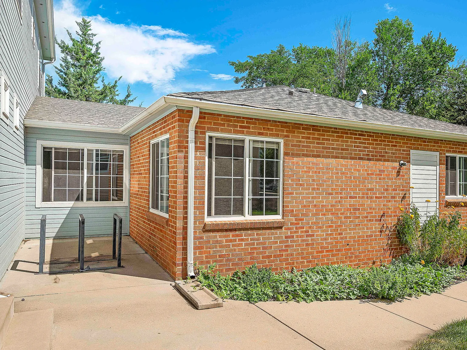 4 bed, 1800 sqft, $9,861 — Photo 4