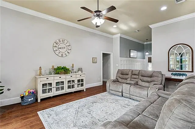 4 bed, 2.0 bath, 1947 sqft, $2,200 — Photo 4