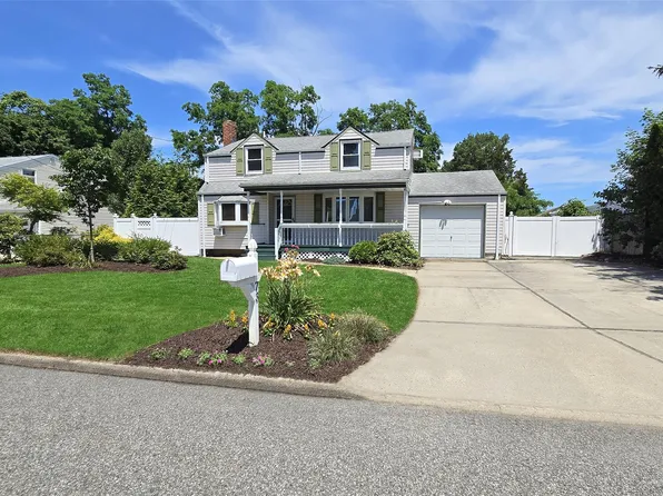 73 Peconic Street, Selden, NY 11784