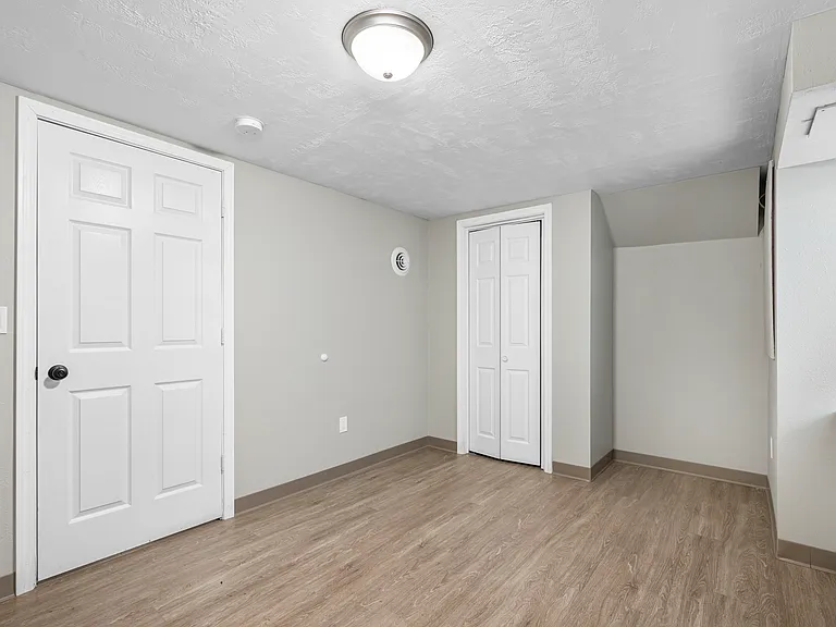 2210 University Ave — Photo 11