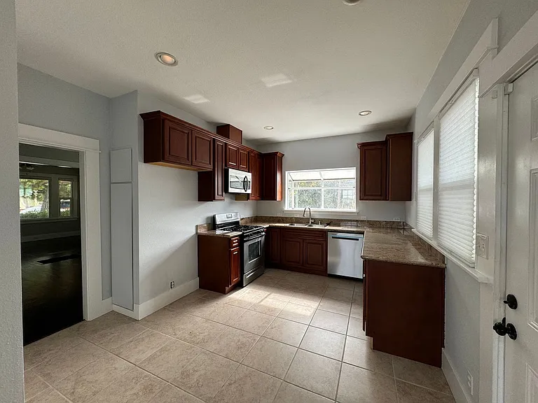 498 Johnston St — Photo 13