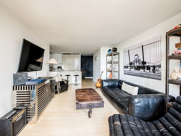 3rd image of 322 W 57th St APT 33M