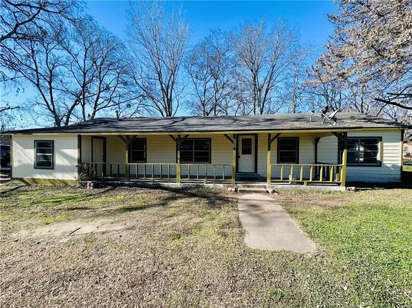 302 N 3rd St, Normangee, TX 77871