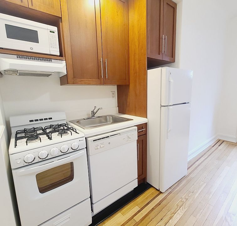 2nd image of 214 E 51st St APT 4E