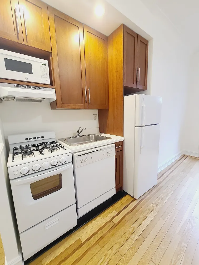 Building Photo - 214 E 51st St #4E