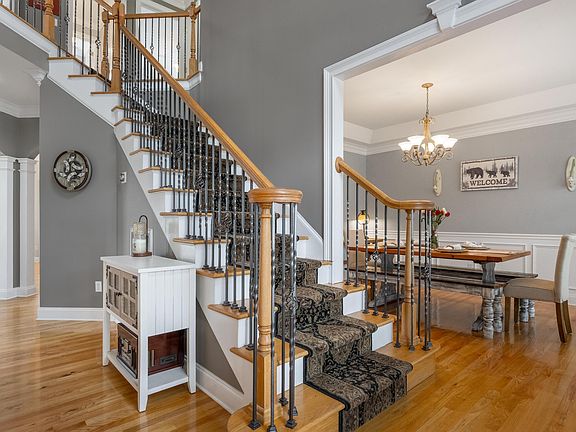 3rd image of 418 Champagne Cir