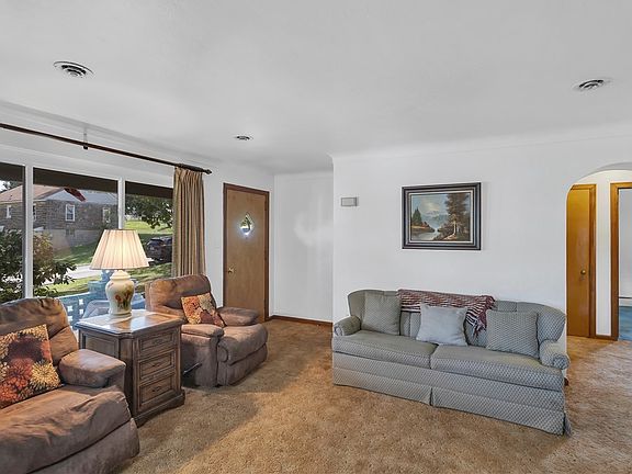 4th image of 108 Fairview St