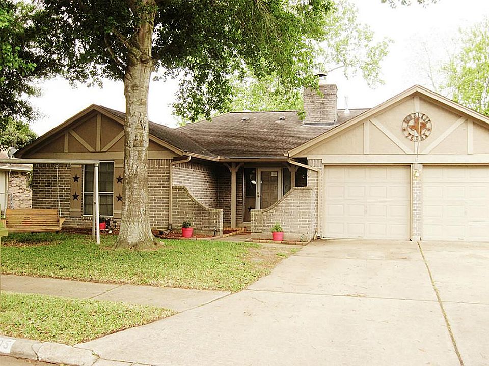 Pretty courtyard entry, shady front yard, double driveway, and located on quiet cul-de-sac.