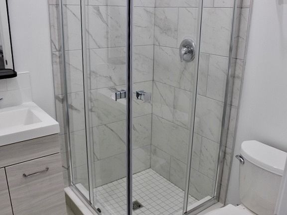 4th image of 590 Main St E #1
