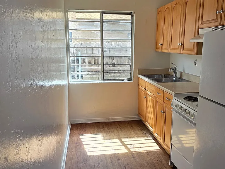 5050 Cass Street — Photo 21