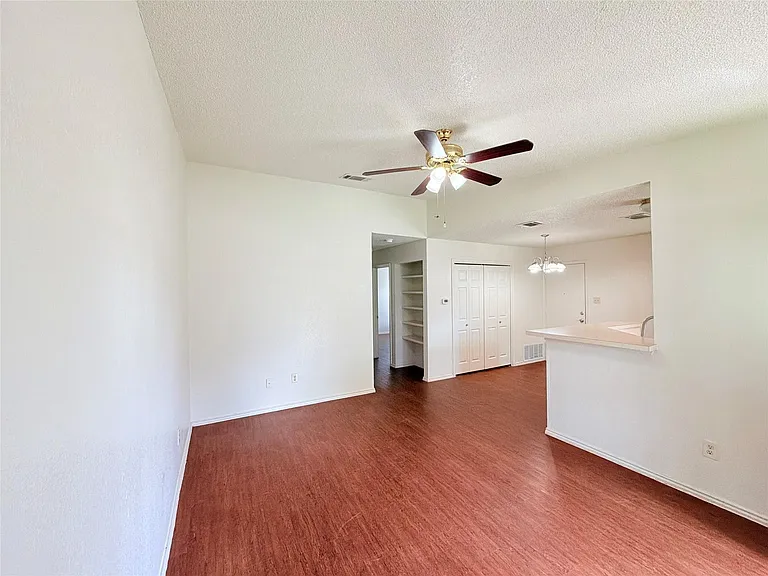 1215 Ridgemont St — Photo 3
