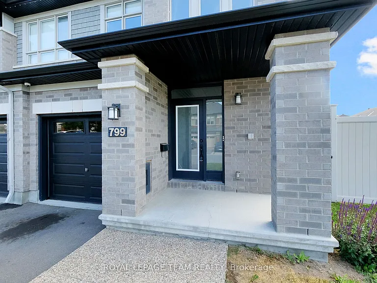 799 Cairn Cres — Photo 2