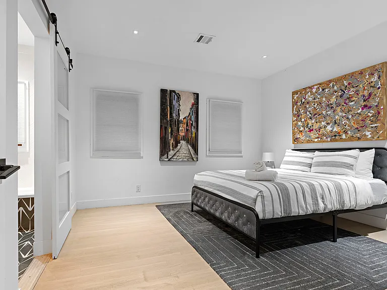 455 N Crescent Heights Blvd — Photo 31