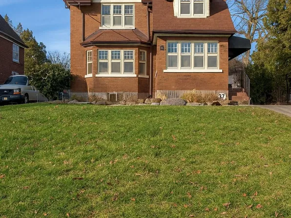 376 King St E, Oshawa, ON L1H 1E2