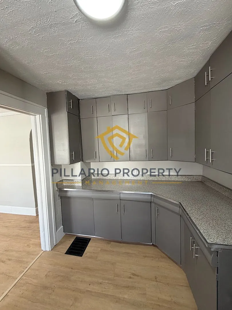 711 W 22nd St — Photo 3