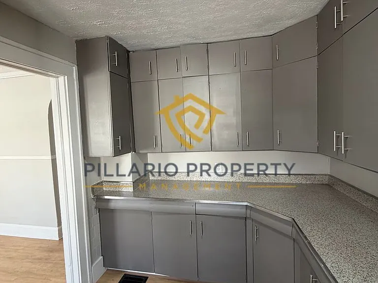 711 W 22nd St — Photo 11