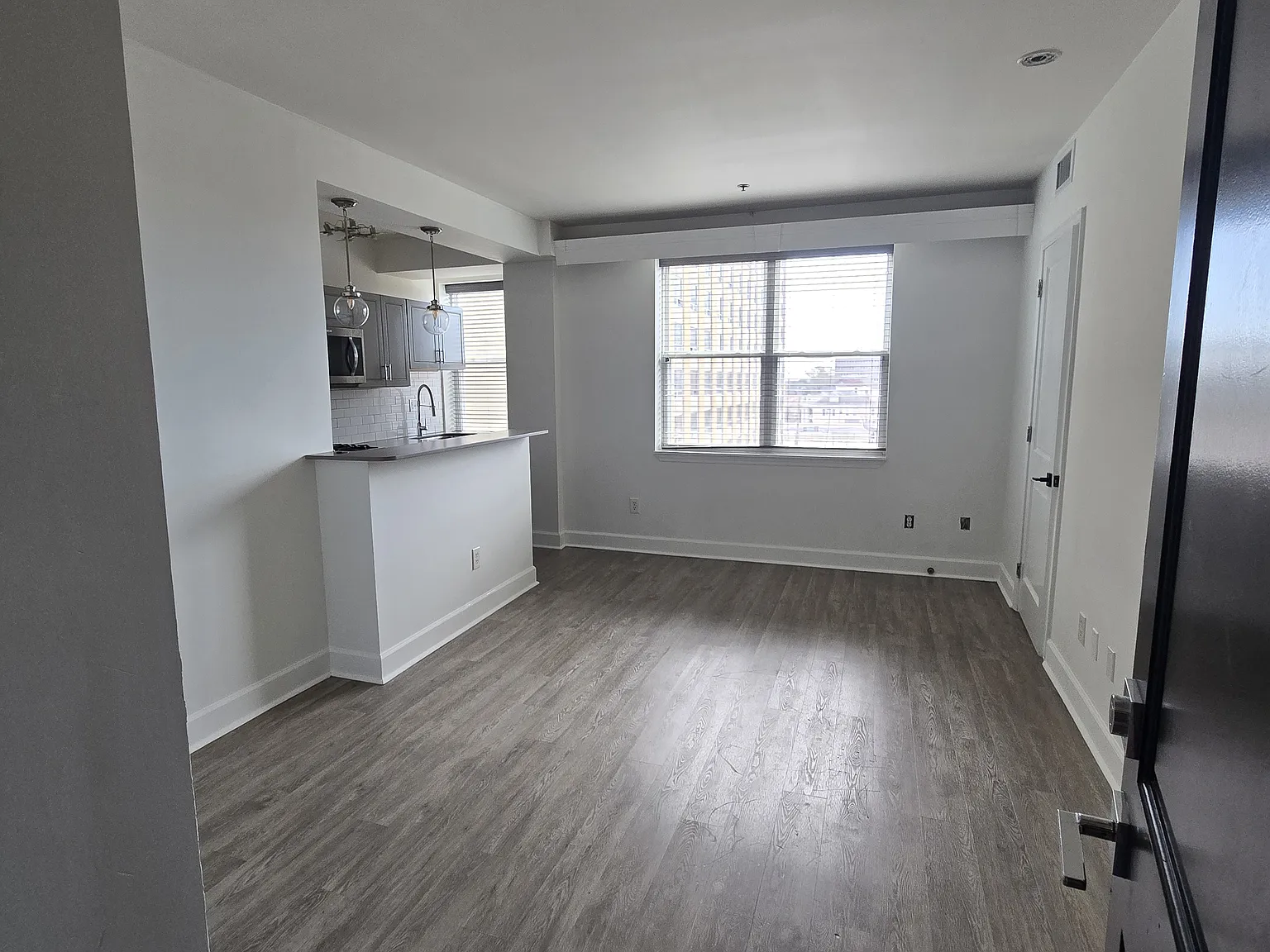 Studio, 414 sqft, $850 — Photo 2