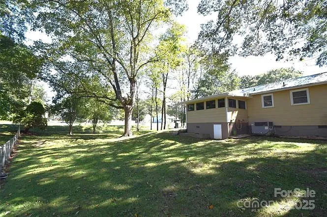 615 E Maple Ave — Photo 16