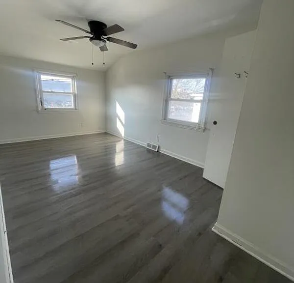 326 Northland Ave — Photo 2