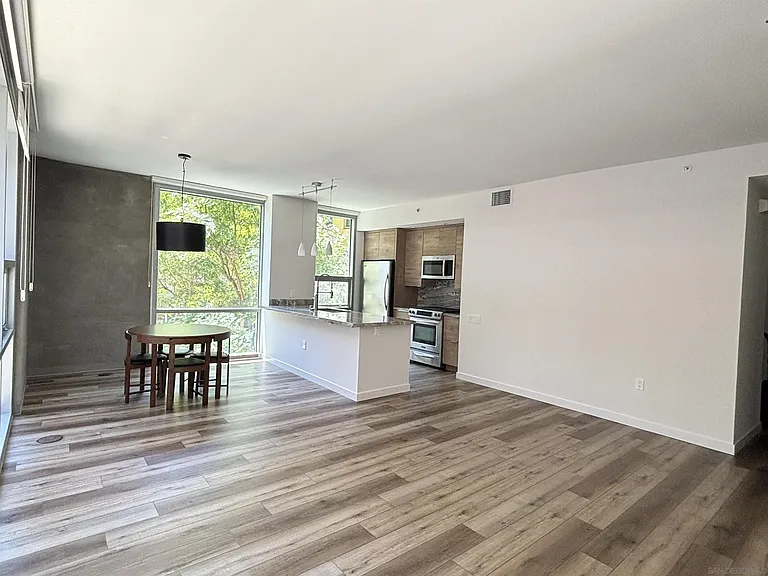 321 10th Ave #307 — Photo 2
