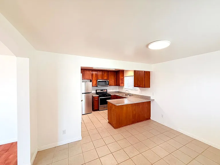 762 W. 21st St. — Photo 6