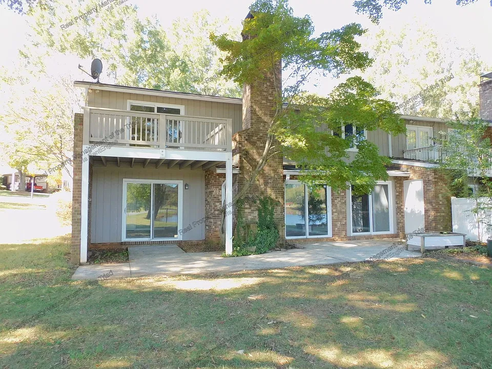576 Riverbend Dr