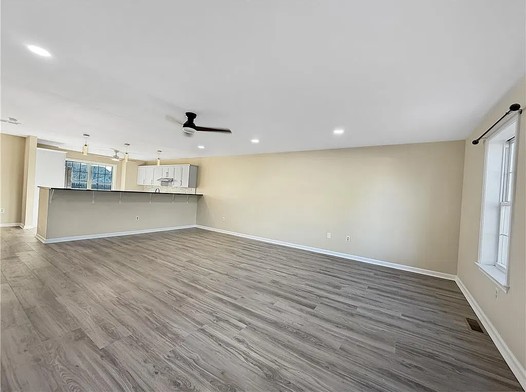 3 bed, 4.0 bath, 1456 sqft, $2,600 — Photo 2