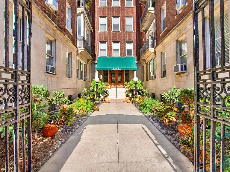 24 E Liberty St #64 — Photo 35
