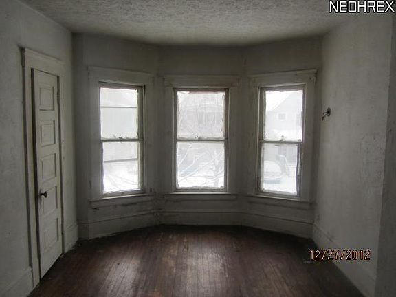3rd image of 10911 Tacoma Ave
