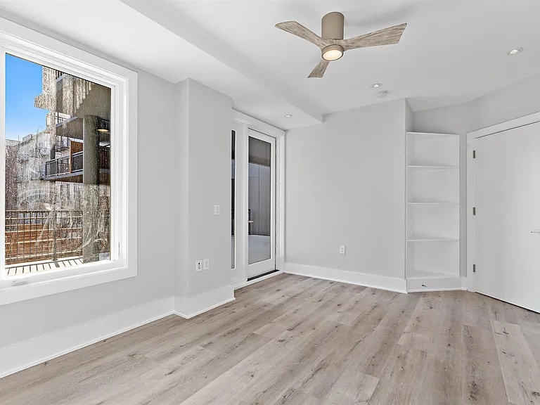 727 Adams St — Photo 16