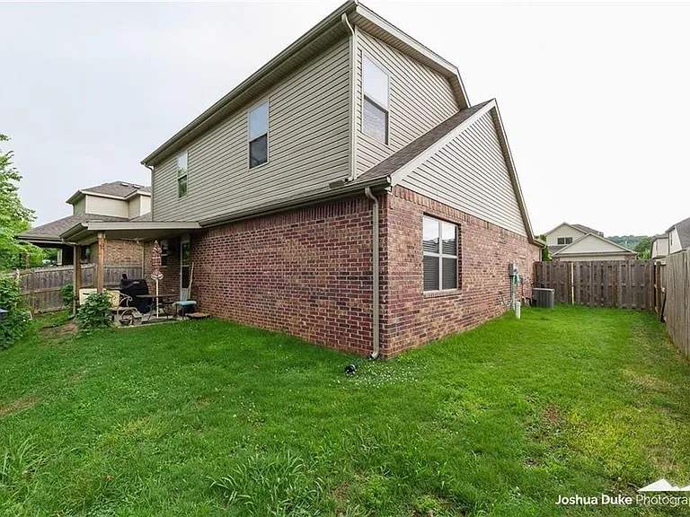 2657 N Valencia Ave — Photo 16