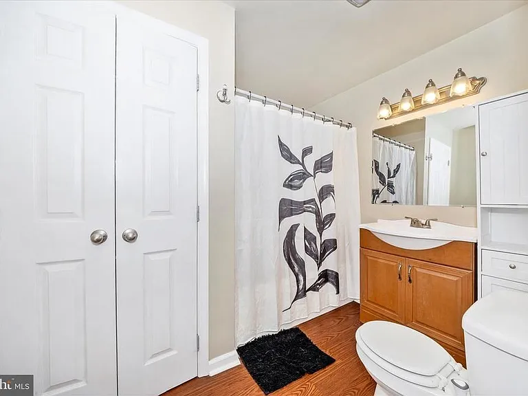 241 N Franklin St — Photo 15