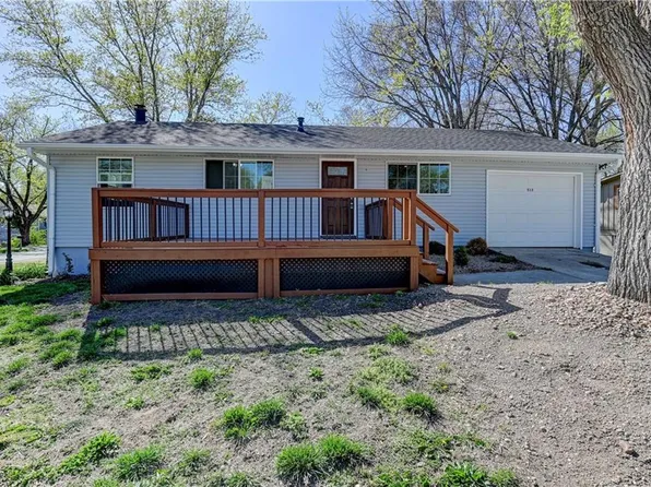 513 Valley Dr, Lansing, KS 66043