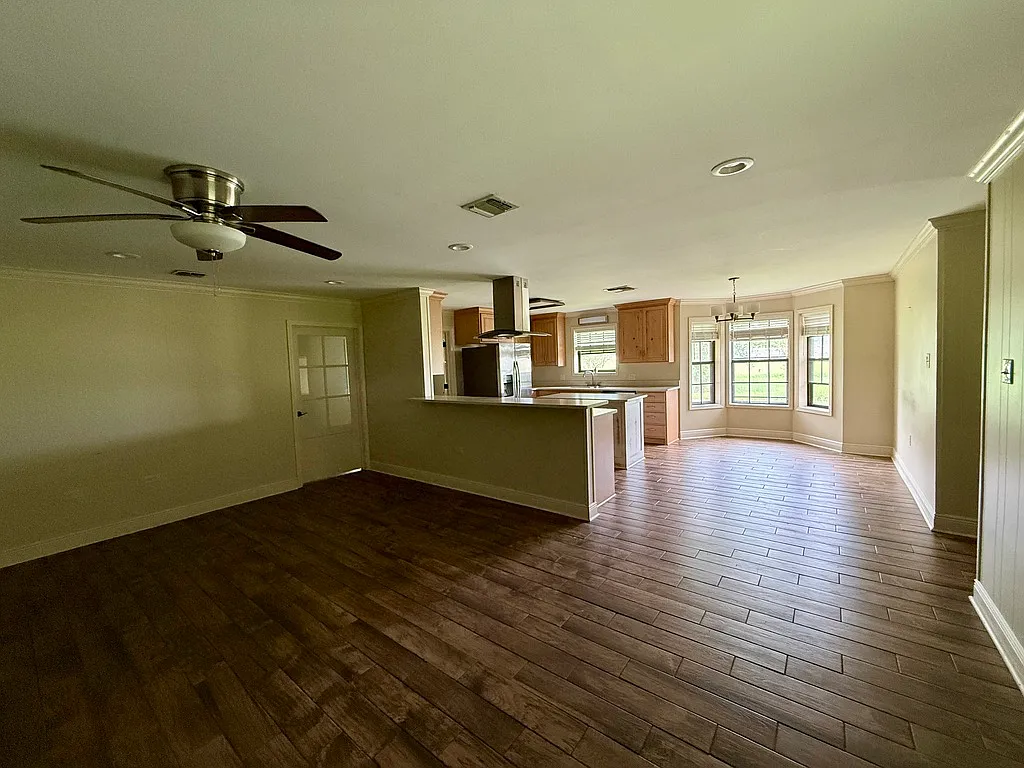 3 bed, 2.5 bath, 1700 sqft, $2,000 — Photo 2