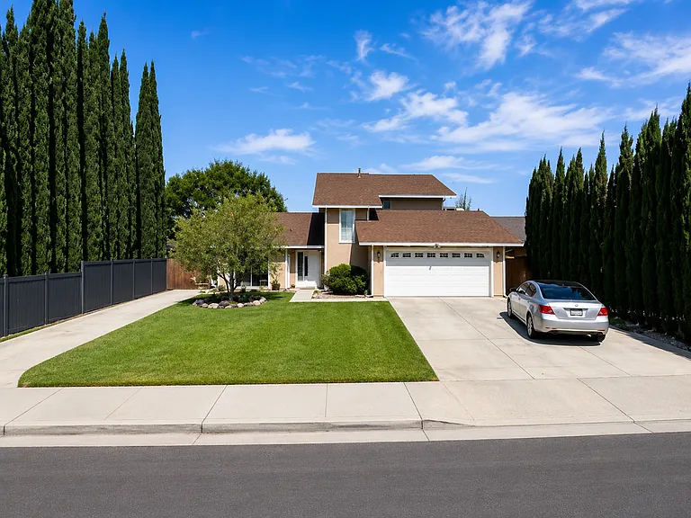 2204 Butterfield Ave — Photo 1