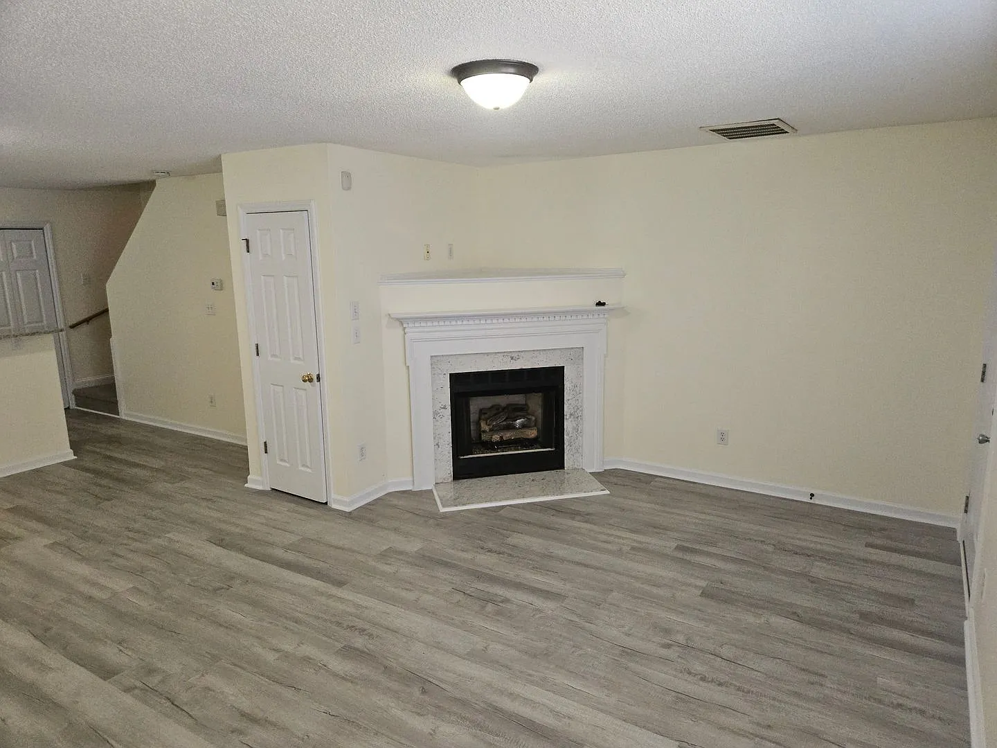Charming 2br/2.5ba townhome in S Raleigh! Avail Now! — Photo 3