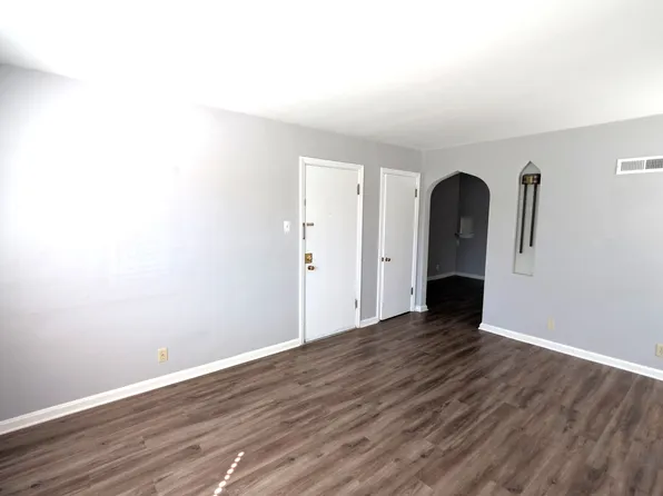 5825 Sunshine Dr, Saint Louis, MO 63109