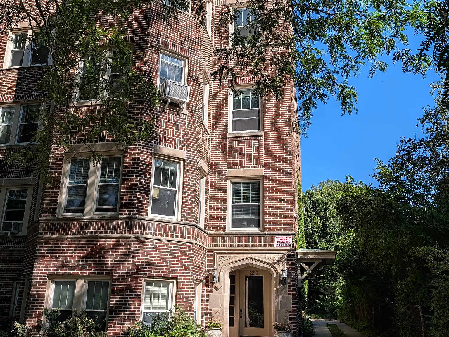 2 bed, 1.5 bath, 2000 sqft, $2,400 — Photo 1