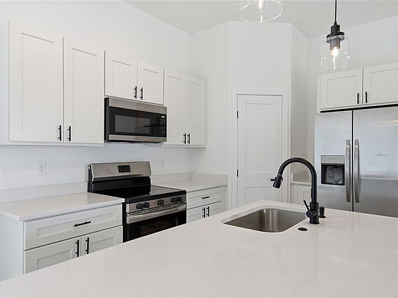 3rd image of 308 MARION OAKS CRSE