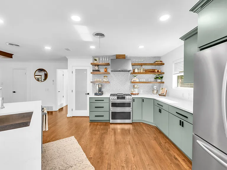 403 S Lois Ln — Photo 5