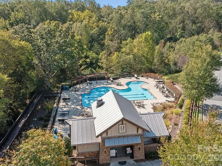 Pool & Clubhouse