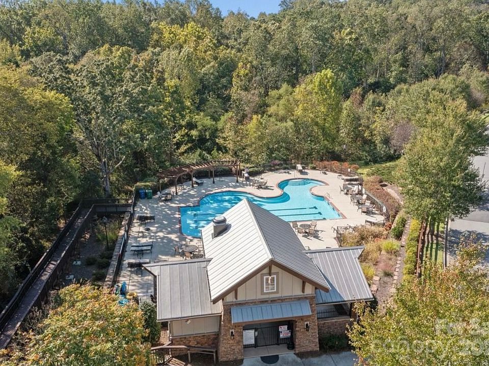 Pool & Clubhouse