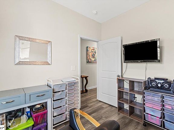 3rd image of 633 Grantleigh Dr